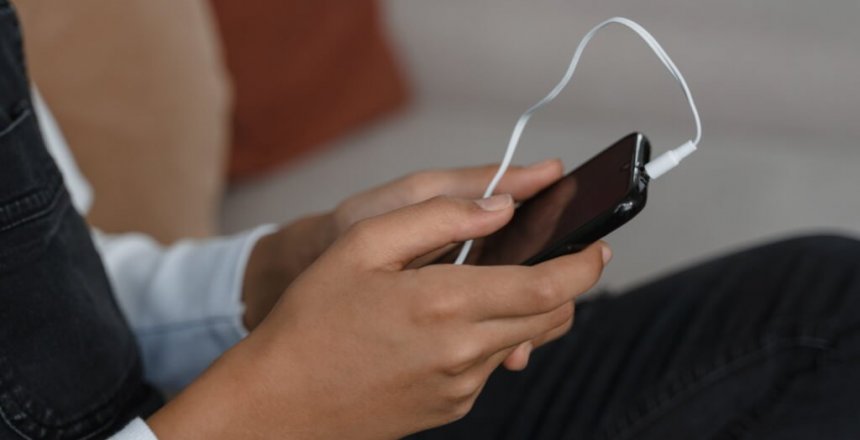 Person holding black iphone 4